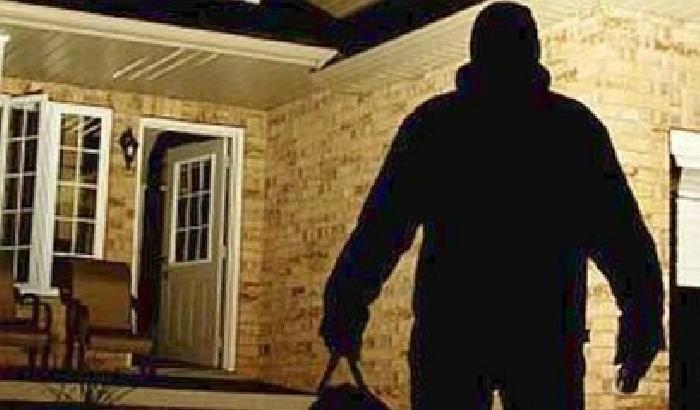 00F47C-ladro-in-azione Ladro in azione