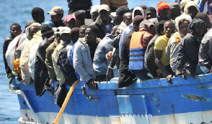 La tragedia in mare: glii scafisti ridevano mentre il barcone affondava