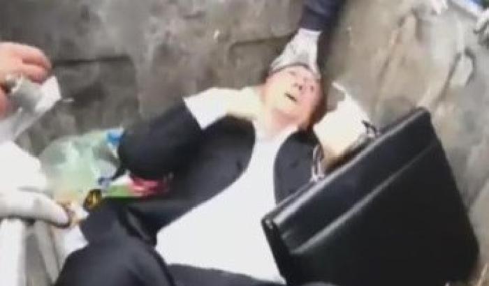 Ucraina: la folla getta un deputato filorusso nel cassonetto