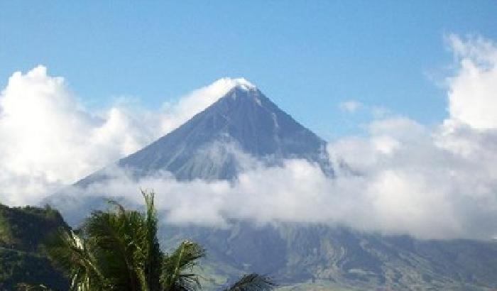 Paura nelle Filippine: si risveglia il vulcano Mayon