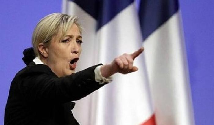 Lite in casa Le Pen: il dobermann del papà sbrana il gatto di Marine