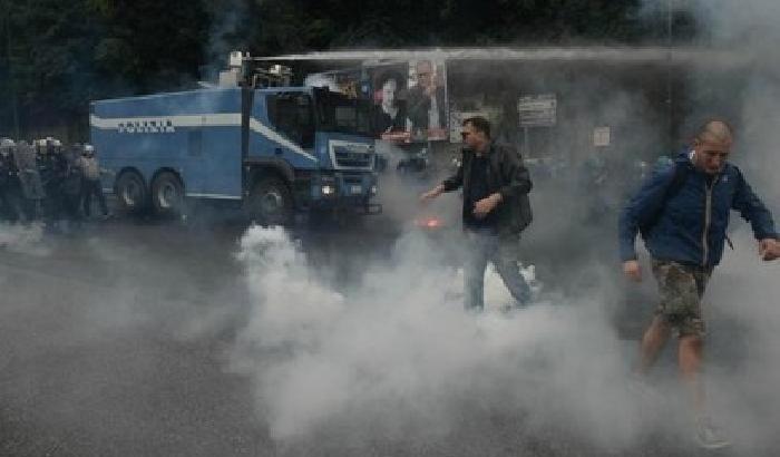 Bce, scontri a Napoli: la polizia carica