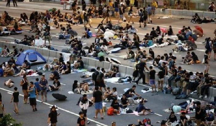 00F774-NEWS_128347 Alta tensione a Hong Kong: sede dell'esecutivo sotto assedio