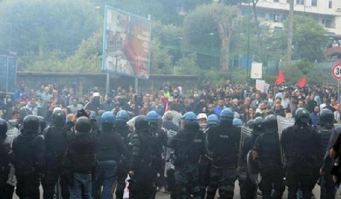 Bce: proteste a Napoli, crolla la Borsa