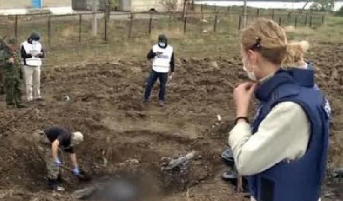 00F79D-NEWS_128413 Mosca mostra le fosse comuni di Kiev