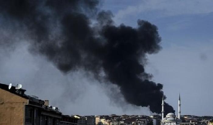 Raid su Kobane: l'Isis perde il controllo del quartiere generale dei curdi