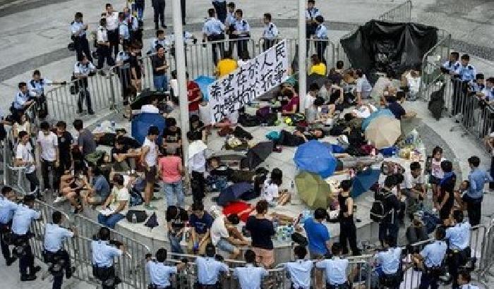 Rivolta a Hong Kong: la polizia rimuove le barricate