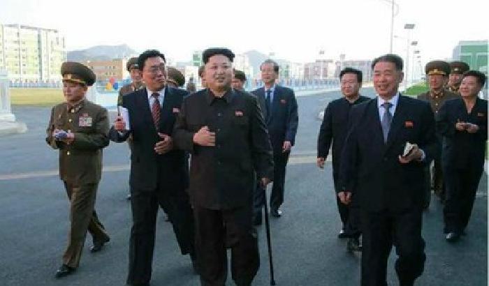 Kim Jong-un ricompare dopo un mese: cammina con un bastone