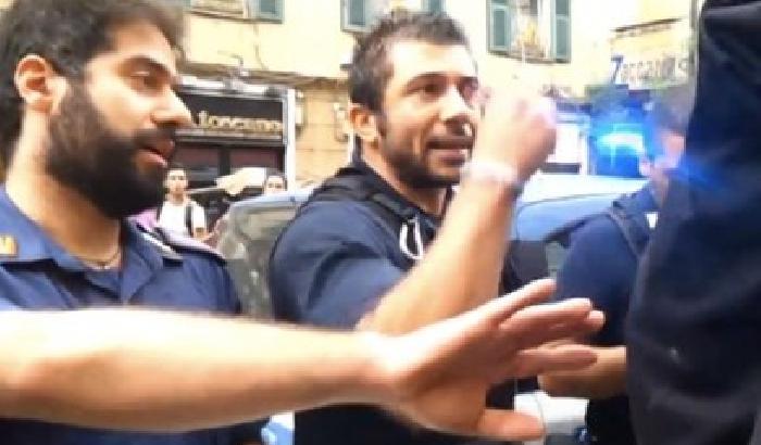 Scontro tra un 'angelo del fango' e un poliziotto