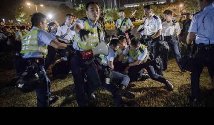 Hong Kong: scontri durissimi tra polizia e manifestanti