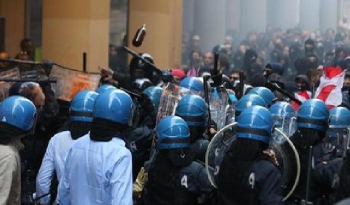 Bologna, scontri al corteo contro Bankitalia