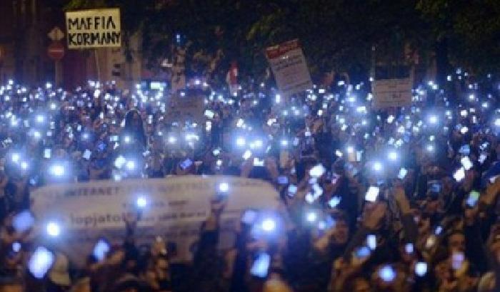 Ungheria: governo impone una tassa su Internet: esplode la rabbia