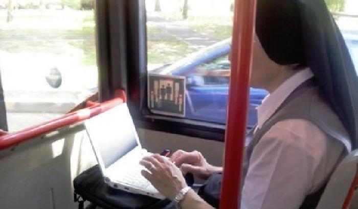 00FC0F-suora-al-computer Suora al computer