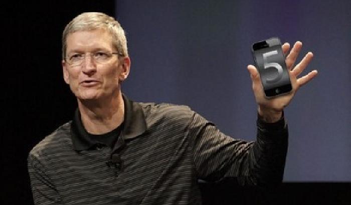 Apple, Tim Cook fa outing: orgoglioso di essere gay