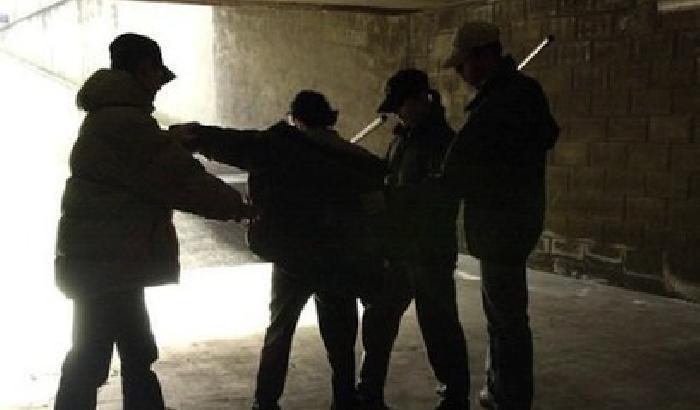 Rapine, calci e morsi: presa baby gang