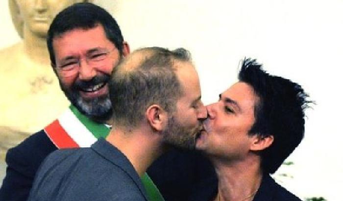 Nozze gay, il prefetto annulla i matrimoni trascritti da Marino