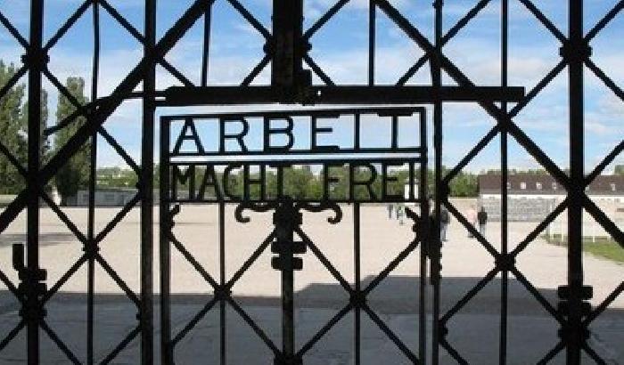 A Dachau rubata la targa nazista Arbeit macht frei