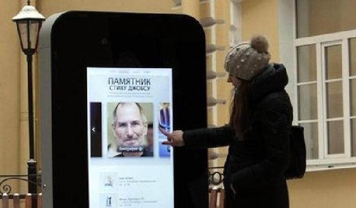 San Pietroburgo: via il monumento a Steve Jobs