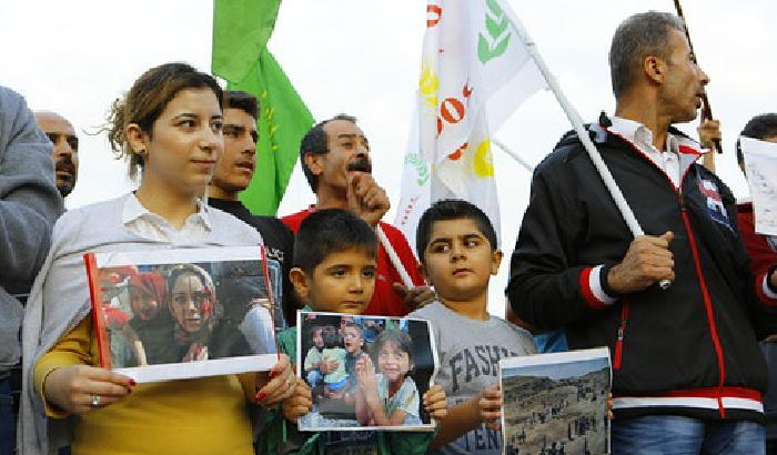 Frustati con cavi elettrici: così l'Isis tortura i ragazzini di Kobane