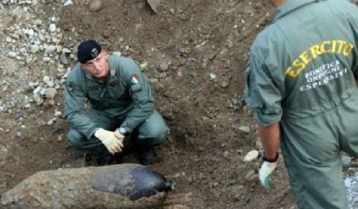 L'esercito disinnesca una bomba