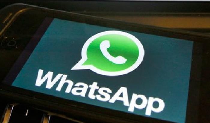 WhatsApp introduce la doppia spunta blu: a cosa serve?