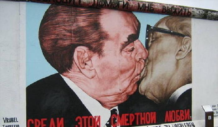 Caparezza: ispirato dal bacio tra Breznev e Honecker