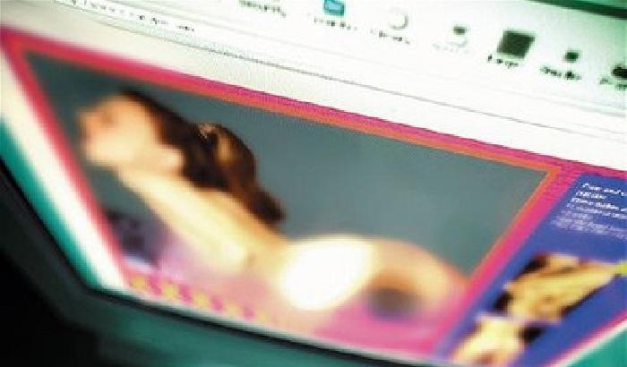 Pornografia: filmava donne di nascosto e le pubblicava sul web