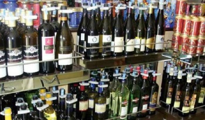 India, mariti sempre ubriachi: le mogli confiscano i negozi d'alcolici