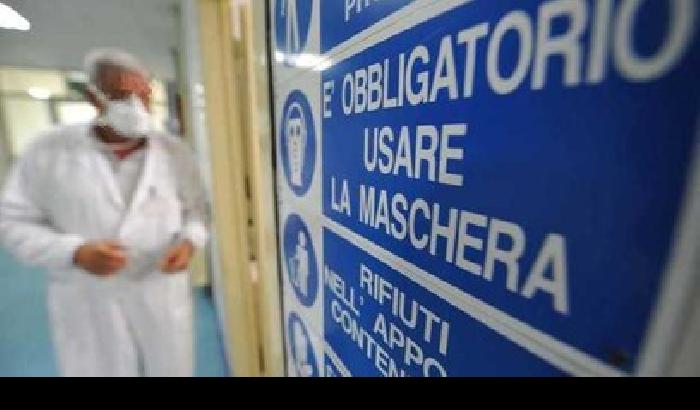 Ebola, il medico italiano contagiato è stabile: 'Cammina ed è autonomo'