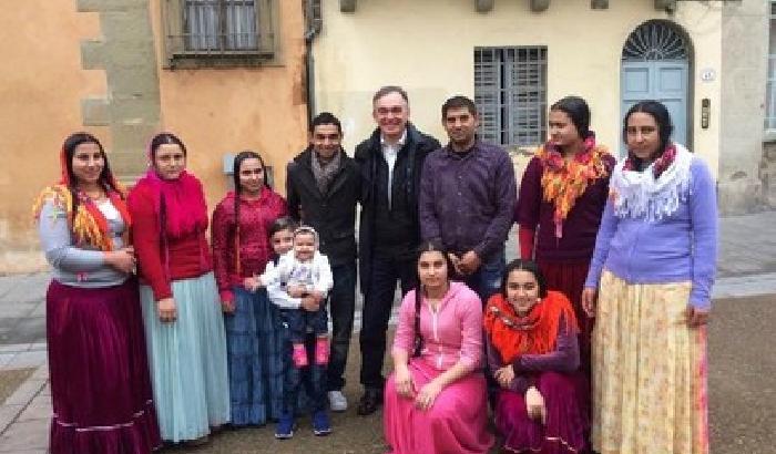 ll presidente della Toscana con i rom: la foto fa infuriare il web