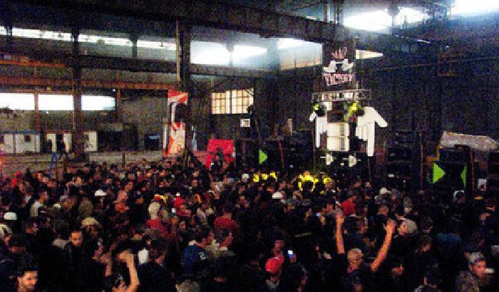 Torino, rave party nell'ex fabbrica Fiat di Mirafiori: 135 persone denunciate
