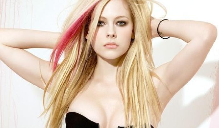 Pregate per me: il tweet di Avril Lavigne che preoccupa i fan
