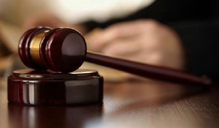 Testimonia in aula, ma dopo un'ora si accorgono che non parla inglese