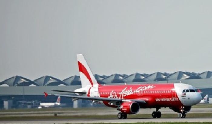 Air Asia, individuata la fusoliera in fondo al mare