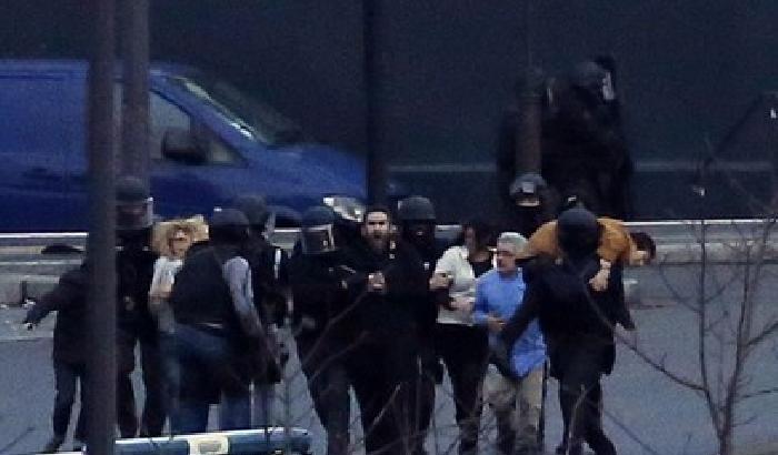 010843-NEWS_136896 Doppio blitz: uccisi i killer, morti 4 ostaggi