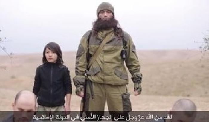 Nuovo video dell'Isis: un bambino spara a due prigionieri