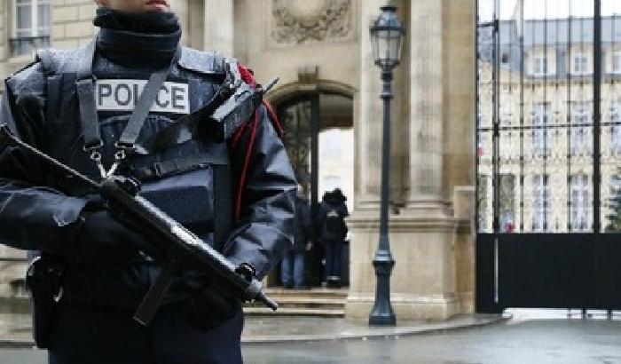 Parigi: poliziotta investita davanti all'Eliseo