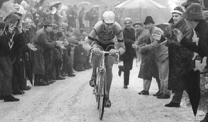 Felice Gimondi taglia per primo il traguardo sotto la neve sulle Tre Cime di Lavaredo: ma la tappa verr