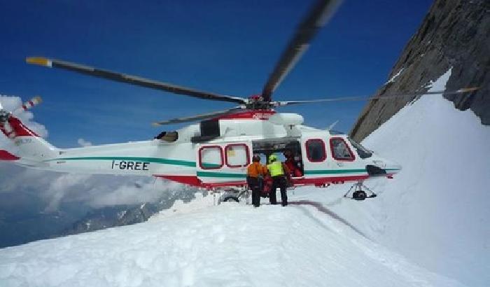 Monte Bianco, una valanga uccide uno sciatore