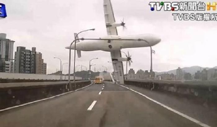A Taiwan un aereo cade nel fiume: 23 morti, 24 dispersi