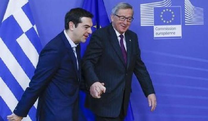 Tsipras arriva a Bruxelles, Juncker lo prende per mano