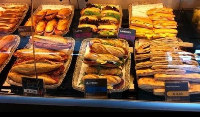 Vegetariani contro Autogrill: nel menù solo panini con carne