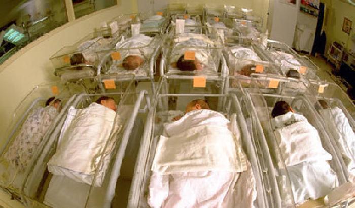 Istat, nascite e decessi in calo: aumenta la speranza di vita