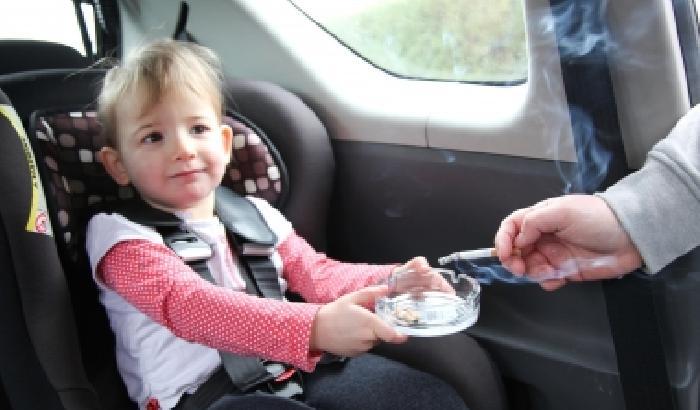 In Inghilterra e in Galles vietato fumare in auto se c'è un bambino