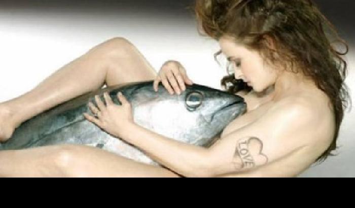 La moglie di Tim Burton nuda con in braccio un tonno gigante