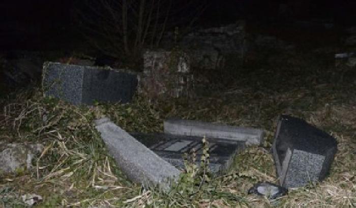 Francia, cimitero ebraico: profanate centinaia di tombe