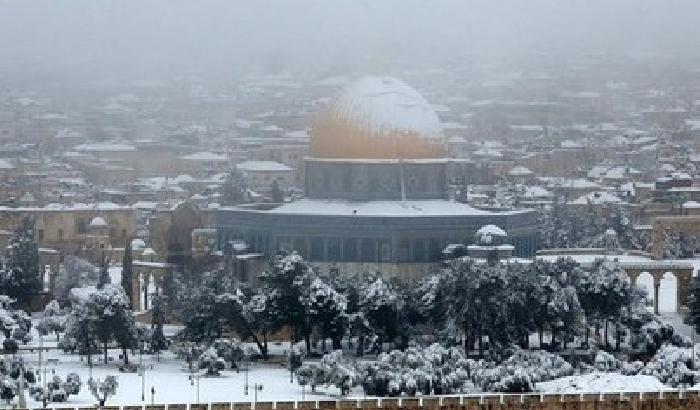 Nevicata biblica a Gerusalemme: la città resta isolata