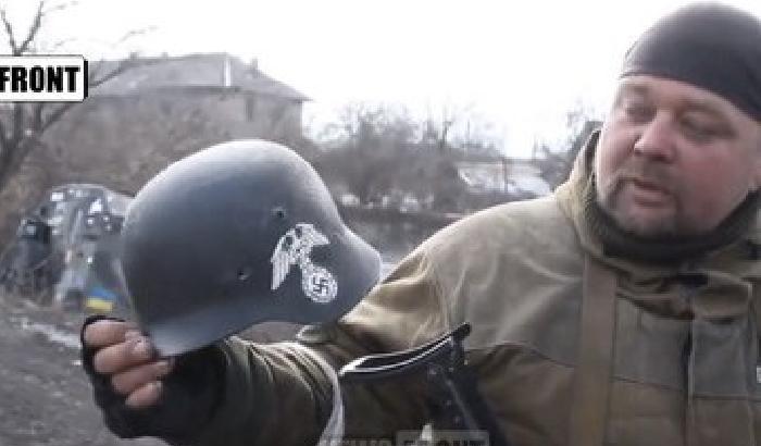 Miliziani ucraini nazisti: i filorussi mostrano le prove