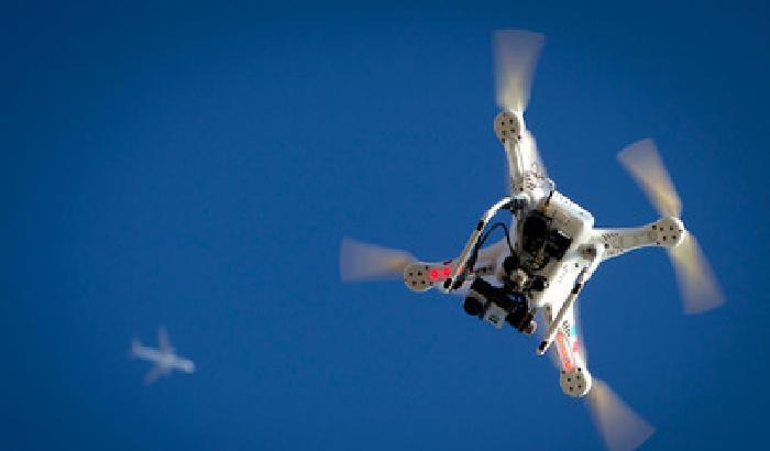 0110DF-NEWS_141506 Allarme a Parigi: nuovi droni sorvolano la capitale francese