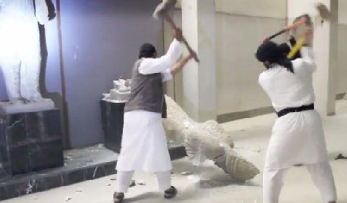 Statue distrutte da ISIS: a sbriciolarsi è la credibilità dei media